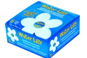 water lily absorbant de pellicule grasse dans la piscine