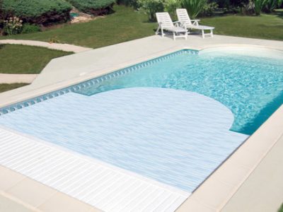 piscine enterree avec volet immerge realise par le piscinier Oasis piscine lamotte beuvron