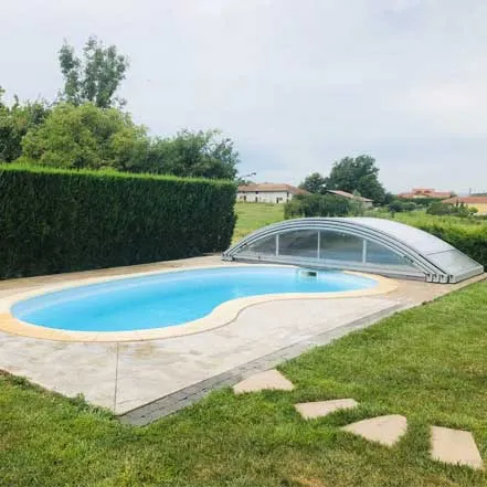 piscine en haricot avec abri basci