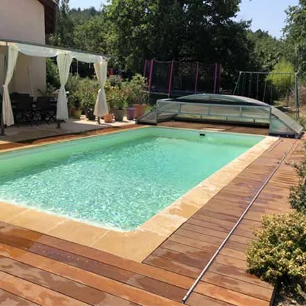 piscine rectangulaire avec abri basci replié