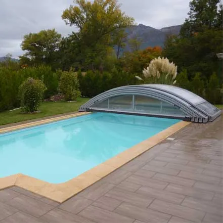 piscine avec escalier roman et abri de piscine basci