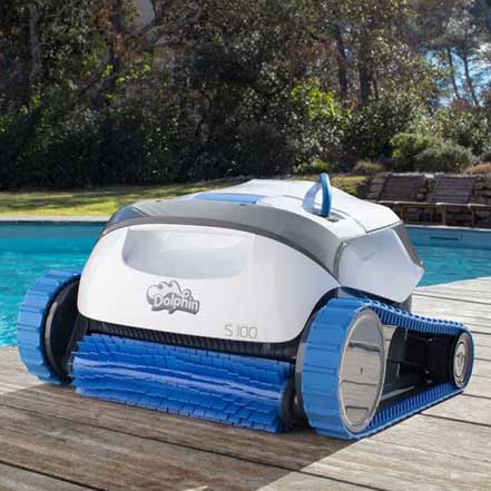 Robot nettoyeur de piscine Dolphin S100 au bord de la piscine