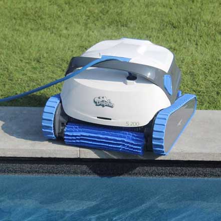 Robot nettoyeur de piscine électrique S200 au bord de la piscine