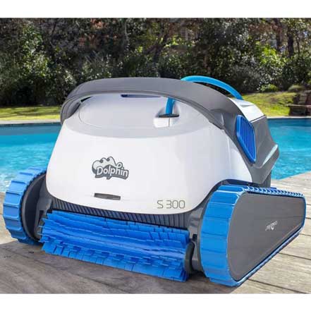 robot nettoyeur de piscine dolphin s300 au bord de la piscine
