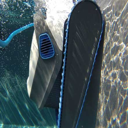 robot nettoyeur de piscine électrique de dolphin S300i dans la piscine