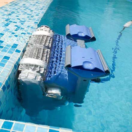 Robot électrique nettoyeur de piscine Dolphin M400 en fonctionnement dans une piscine
