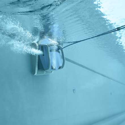 robot électrique Dolphin M600 fonctionnant dans une piscine