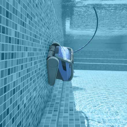 robot électrique Dolphin M600 fonctionnant dans une piscine en carrelage