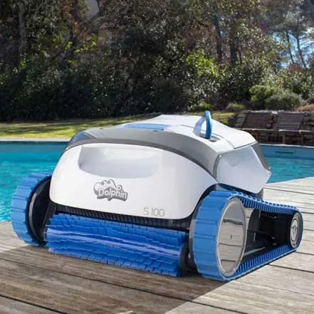 Robot nettoyeur de piscine Dolphin S100 au bord de la piscine width=