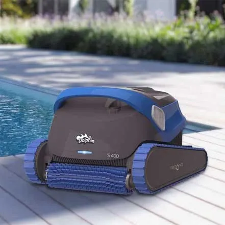 robot nettoyeur de piscine électrique dolphin s400 au bord d'une piscine width=