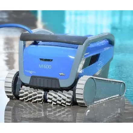 Robot nettoyeur de piscine électrique dolphin m600 au bord de la piscine width=