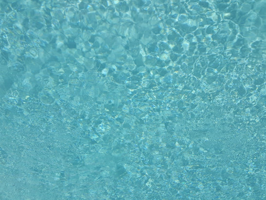 Reflets de lumière sur eau de piscine
