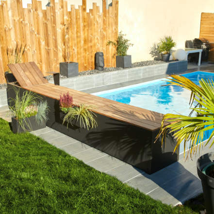 banc design en bois pour bords de piscine