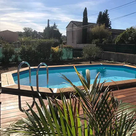 Piscine bois Océa enterré en situation avec de la végétation