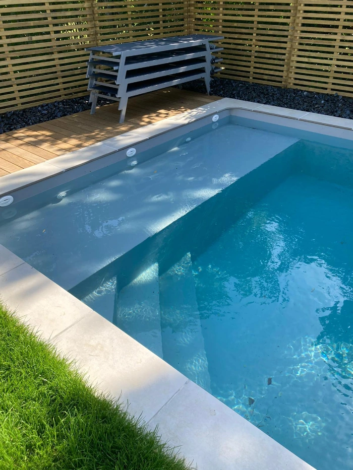 Piscine enterrée en béton en eau