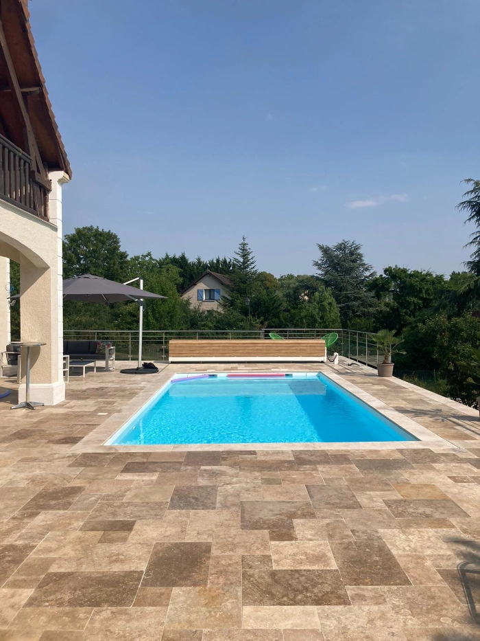 Piscine enterrée en béton en eau