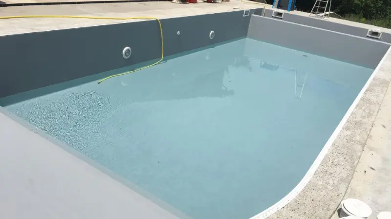 Piscine extérieur avec liner en remplissage