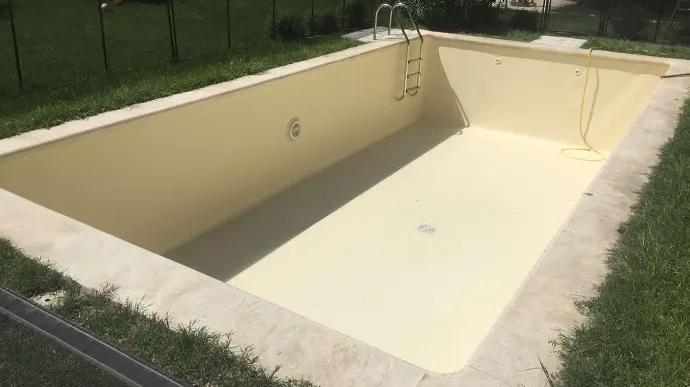 Piscine extérieur vide