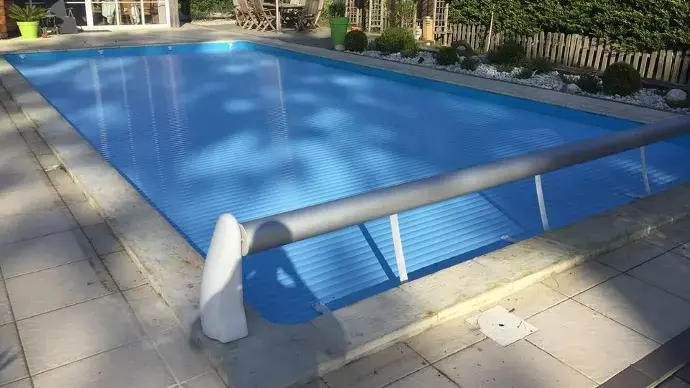 Piscine extérieur avec volet fermé