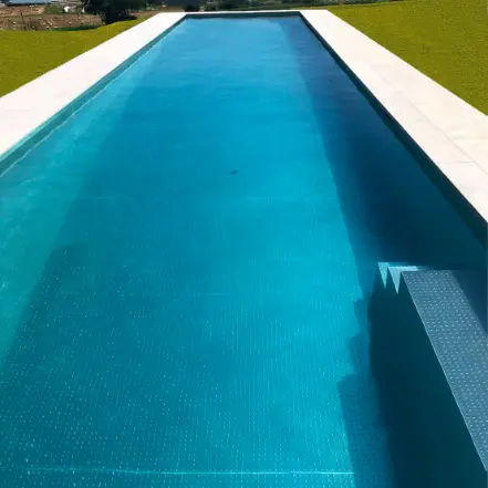 Piscine extérieur en eau