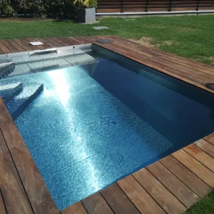 Piscine extérieur en eau