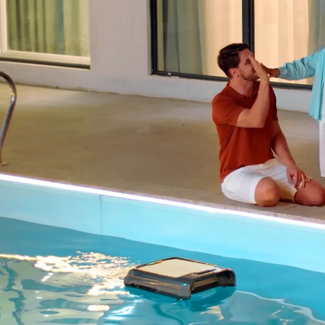 Robot de piscine Aiper Surfer 2 en fonctionnement