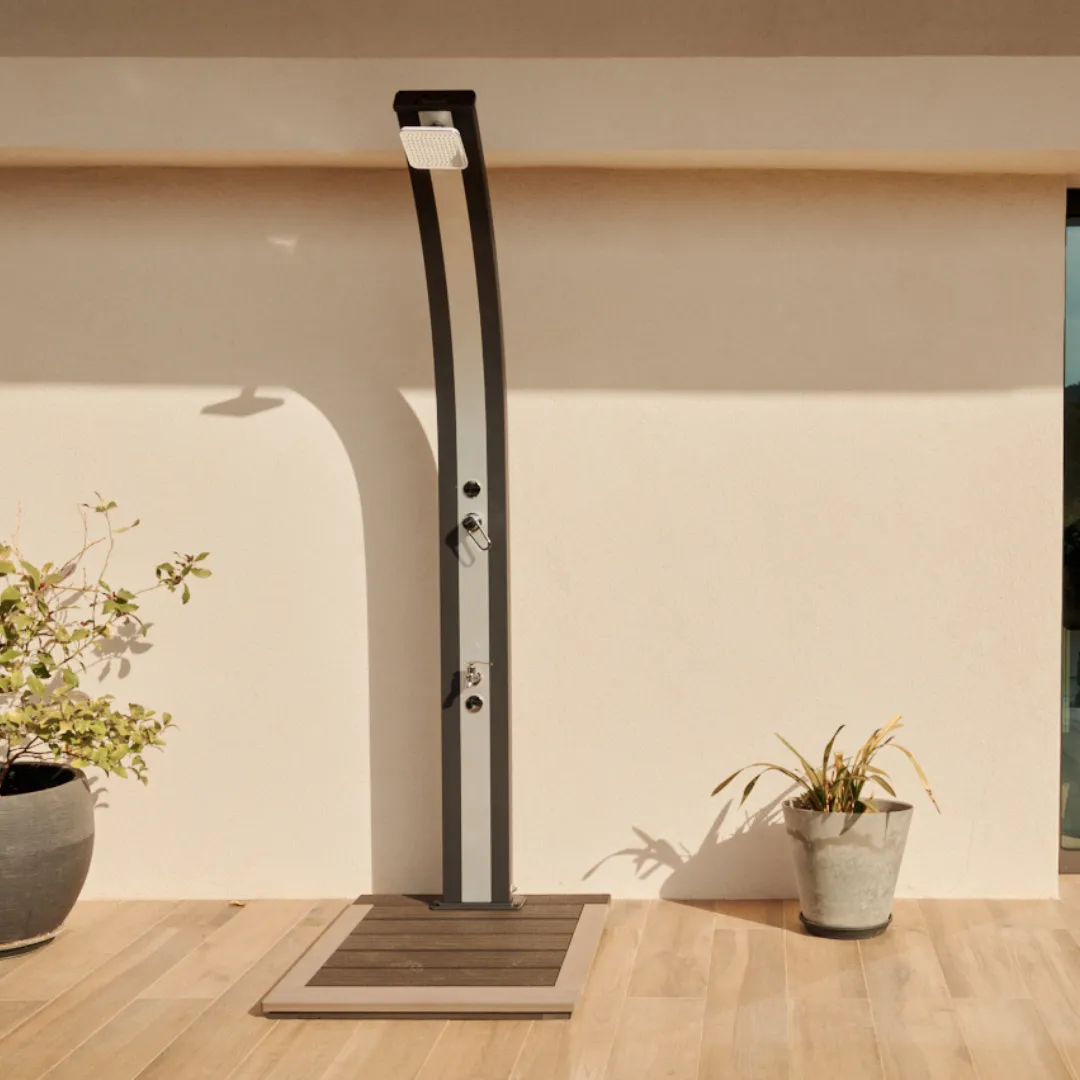 Douche extérieur de piscine