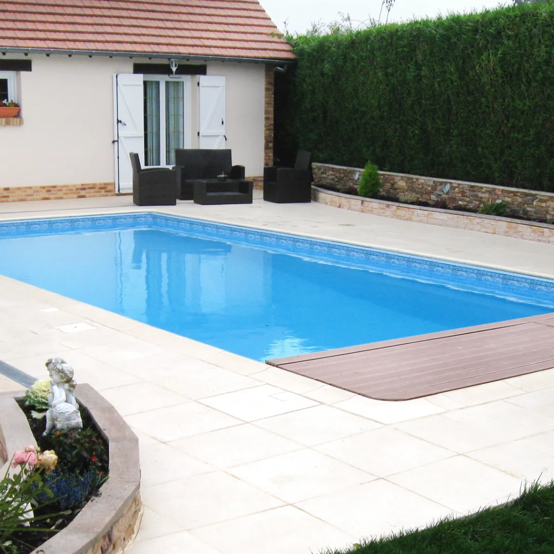Piscine extérieur en eau avec frise décorative