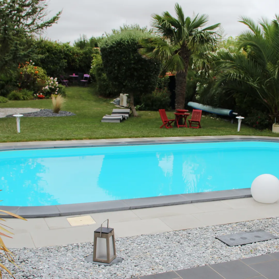 Piscine extérieur avec liner en eau