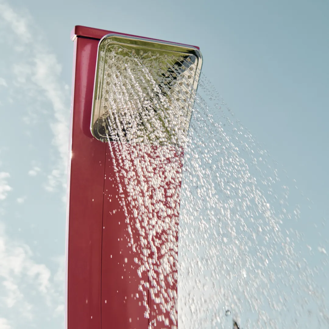 Gros plan sur une douche extérieur de piscine
