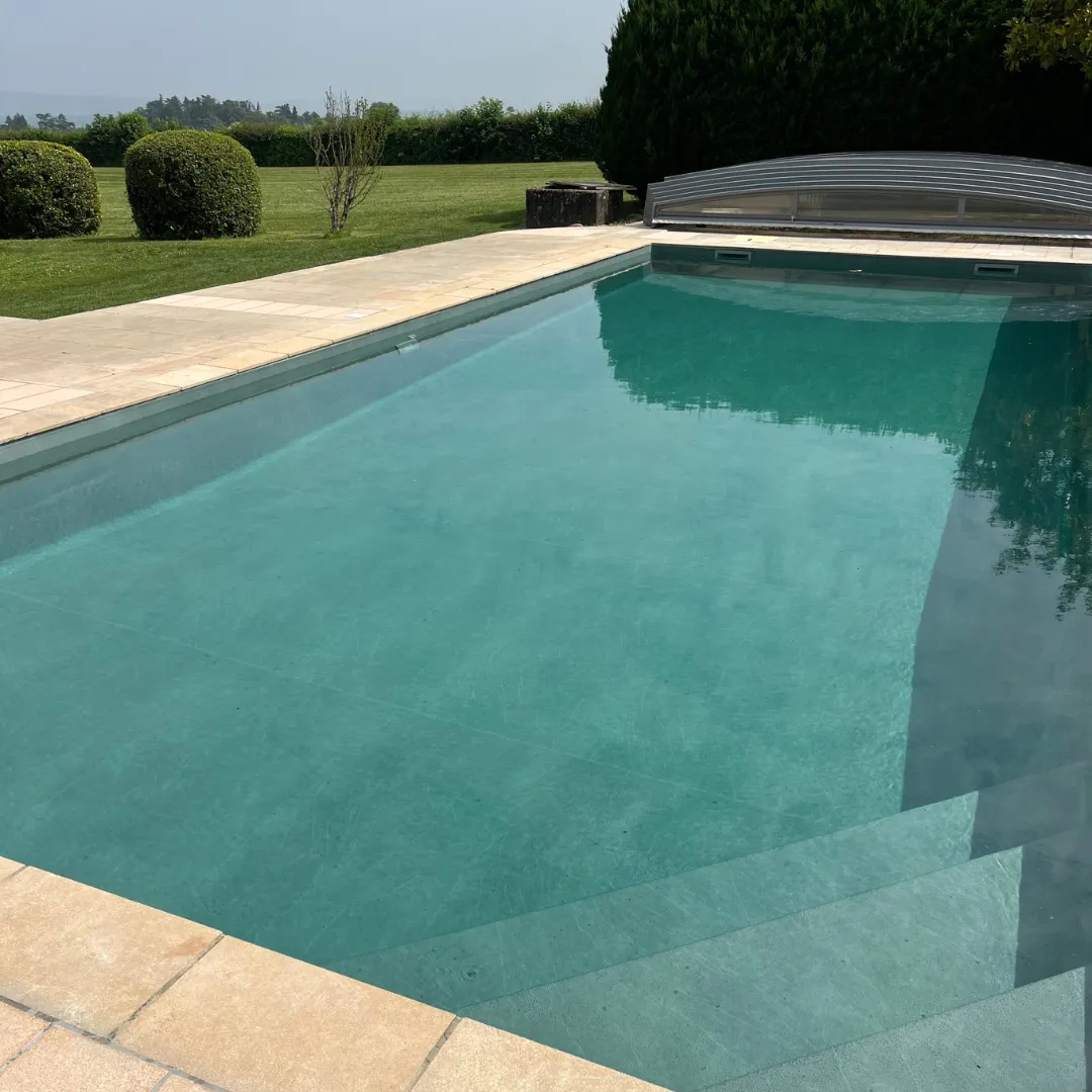 Piscine enterrée extérieur en eau