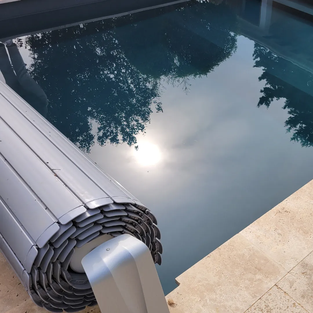 Gros plan sur volet de piscine