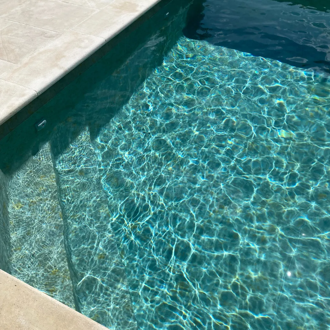 Piscine enterrée extérieur en eau avec escaliers d'angle