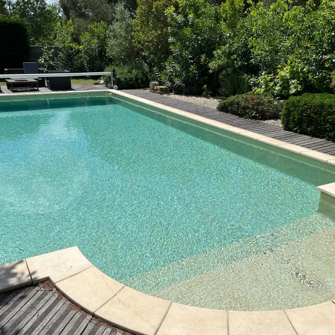 Piscine enterrée extérieur en eau