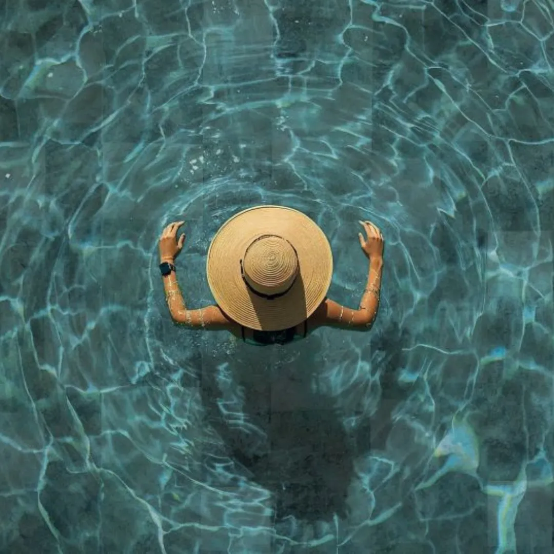 Personne se baignant dans une piscine