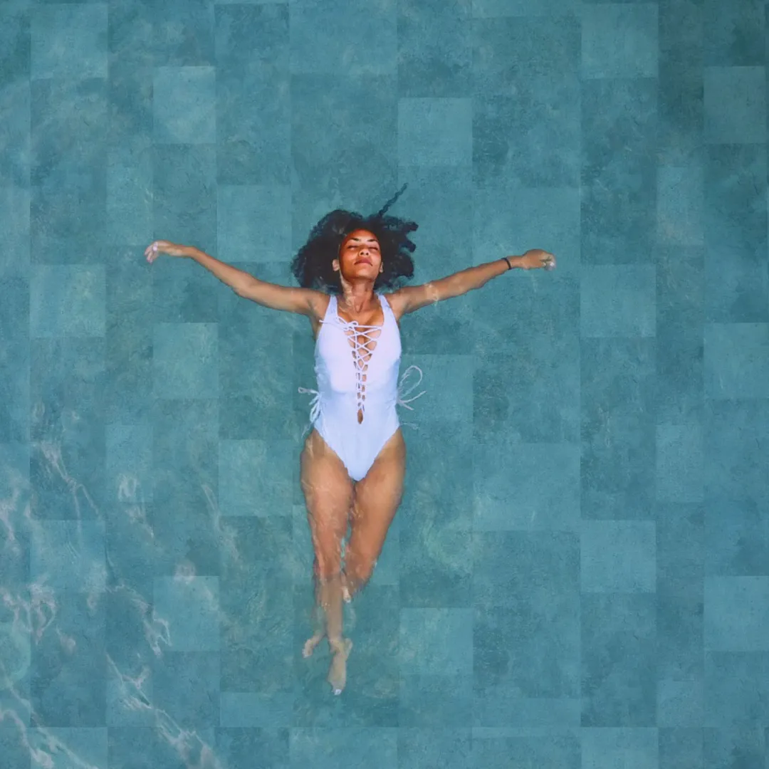Personne se baignant dans une piscine extérieur en eau