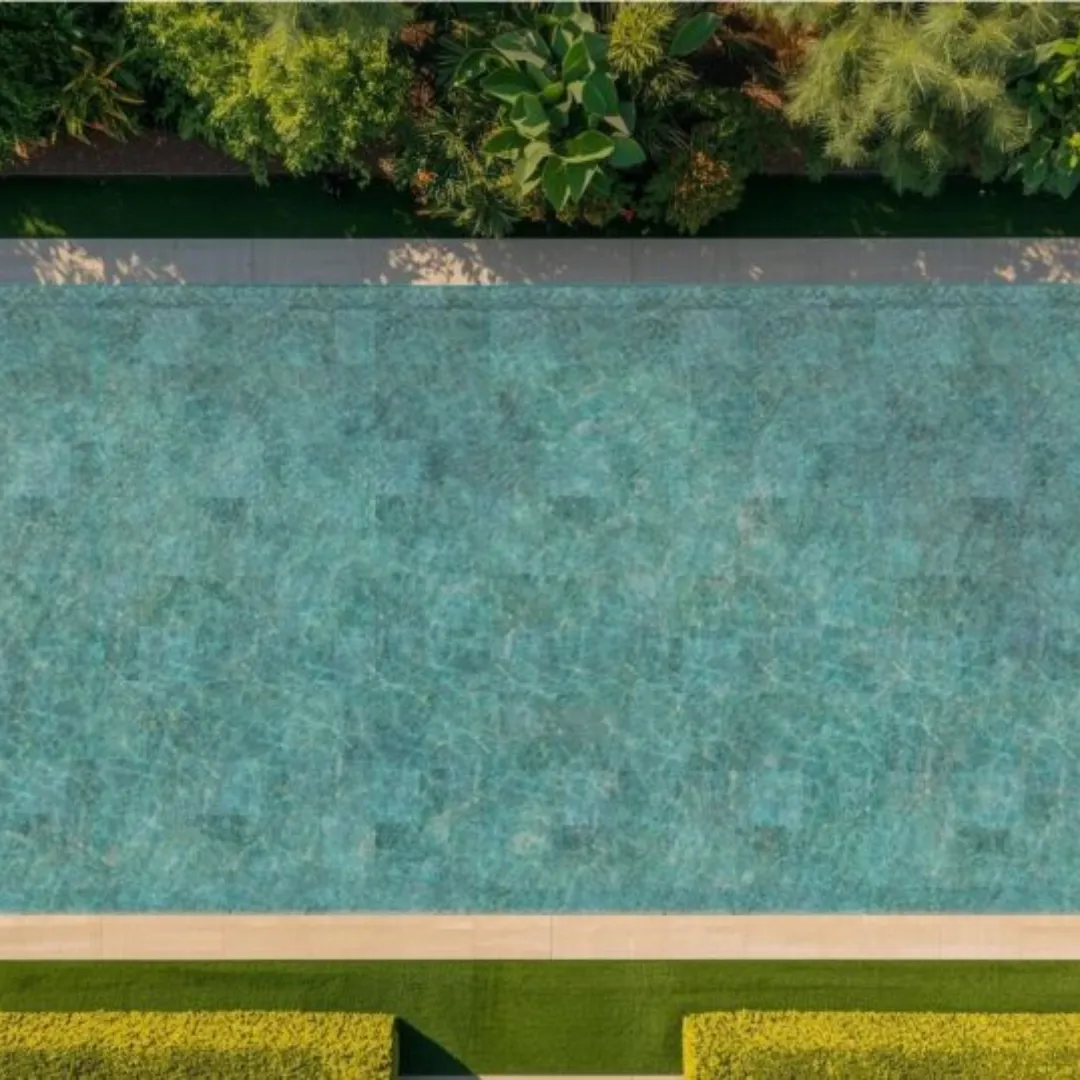 Piscine extérieur enterrée avec liner en eau