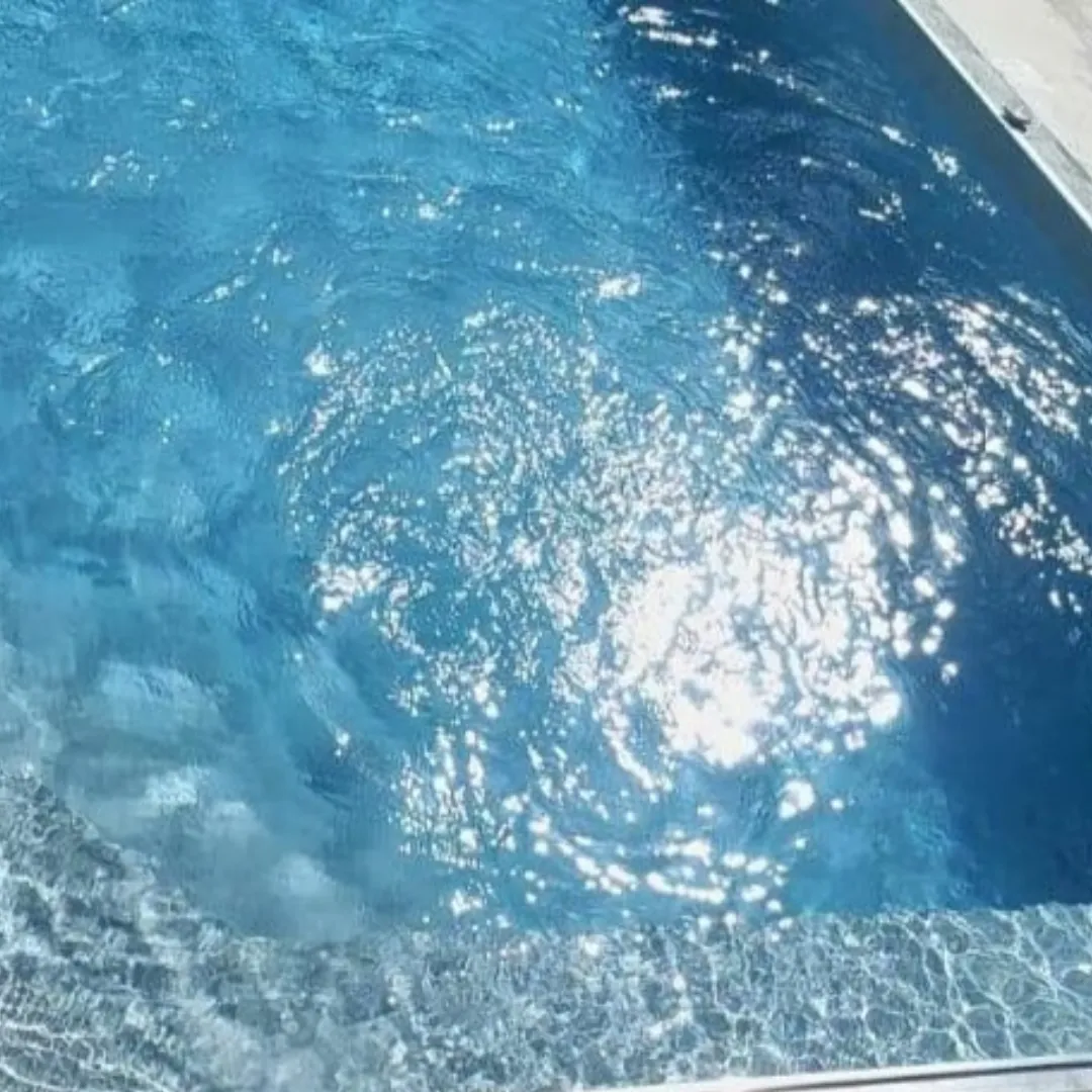 Gros plan sur de l'eau dans une piscine extérieur