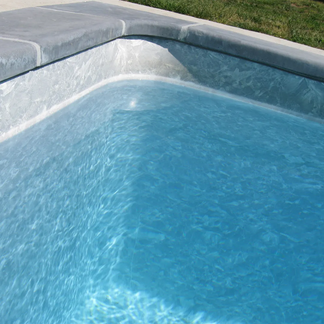 Angle de piscine extérieur en eau