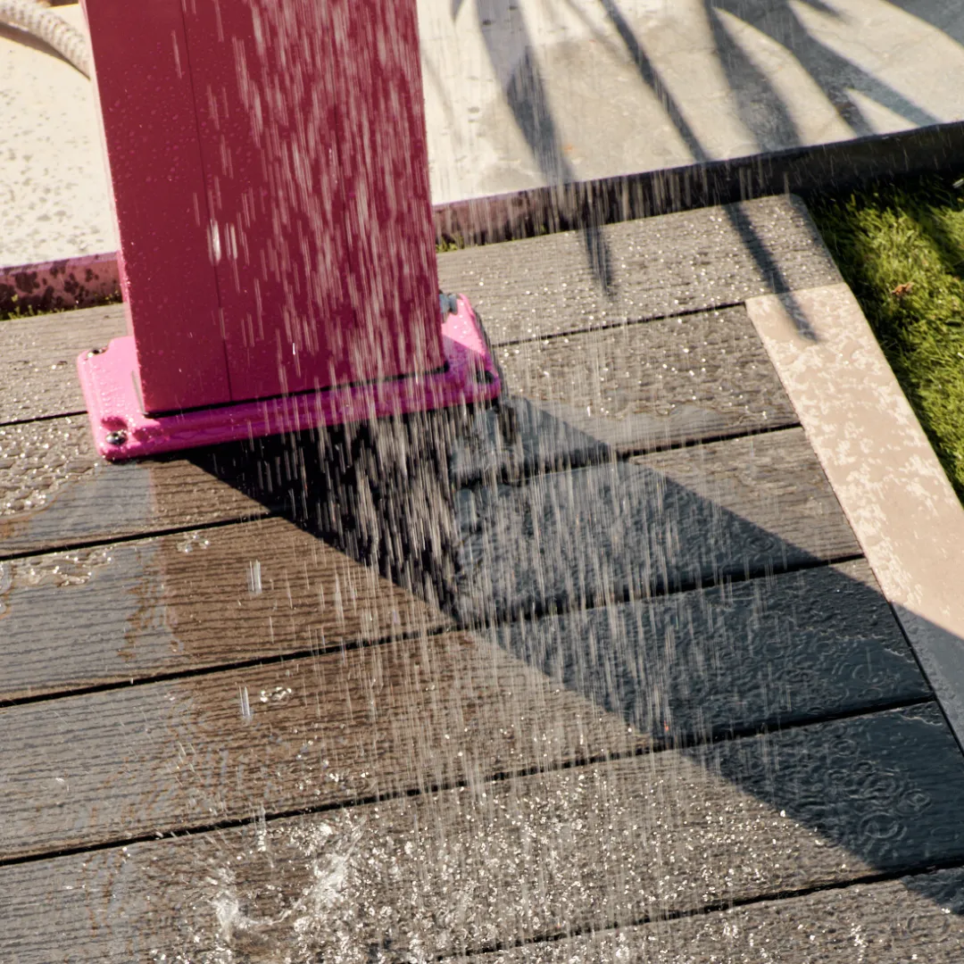 Gros plan sur fixation de douche de piscine extérieur