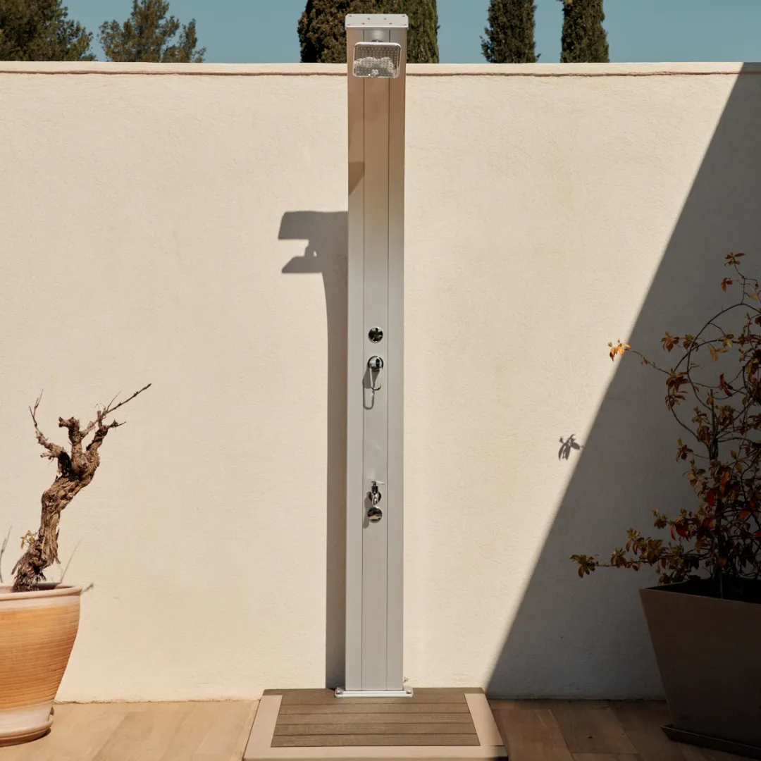 Douche extérieur de piscine