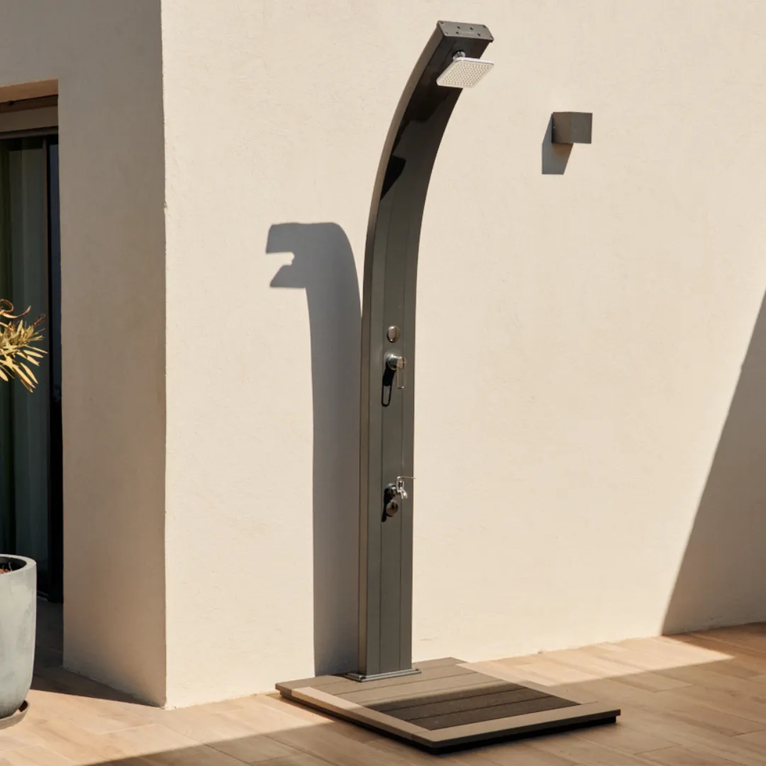 Douche extérieur de piscine