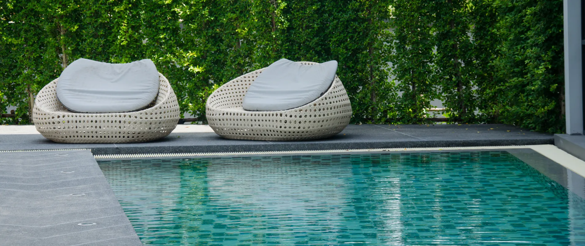 Piscine extérieur enterrée en eau avec chaises de jardin