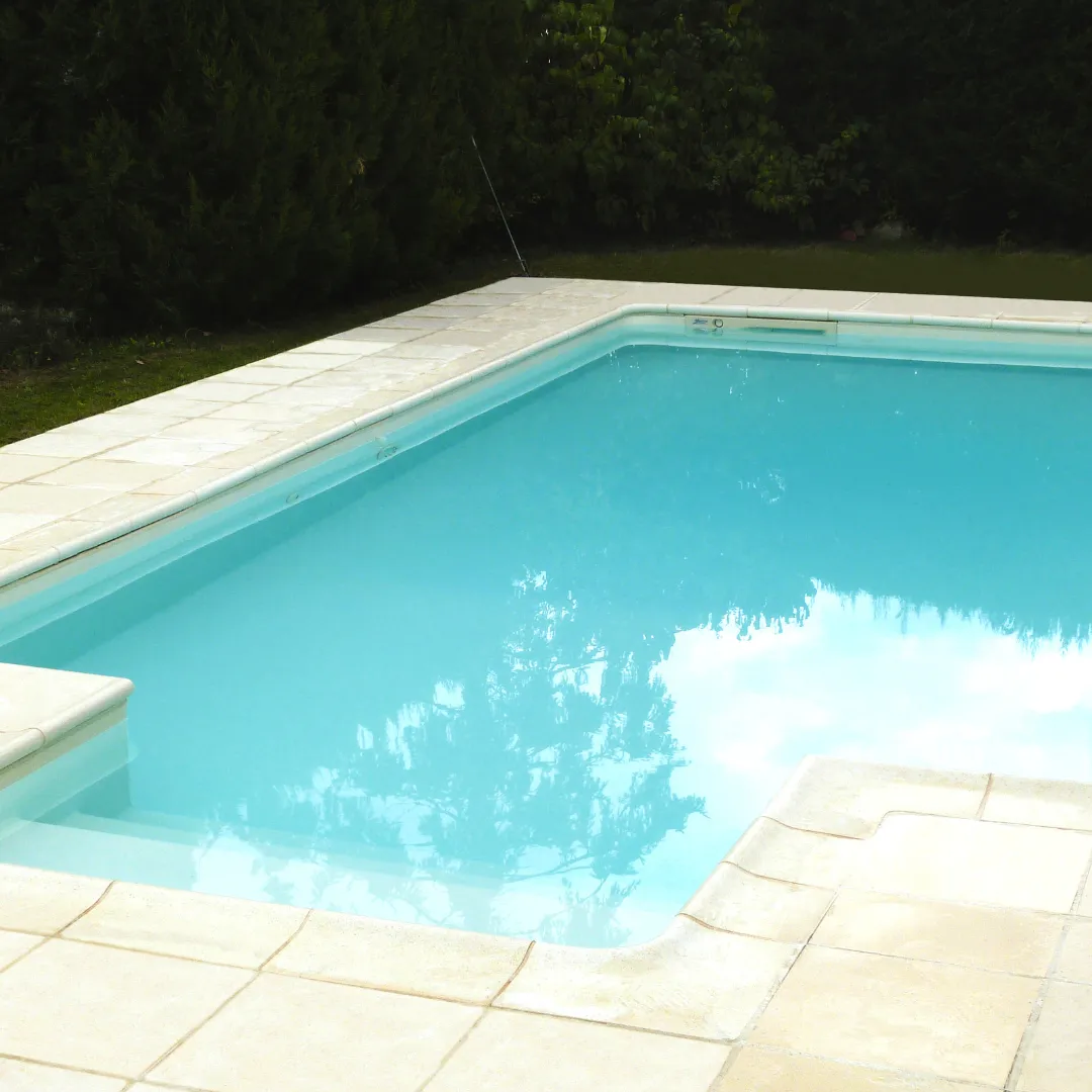 Piscine avec liner extérieur en eau