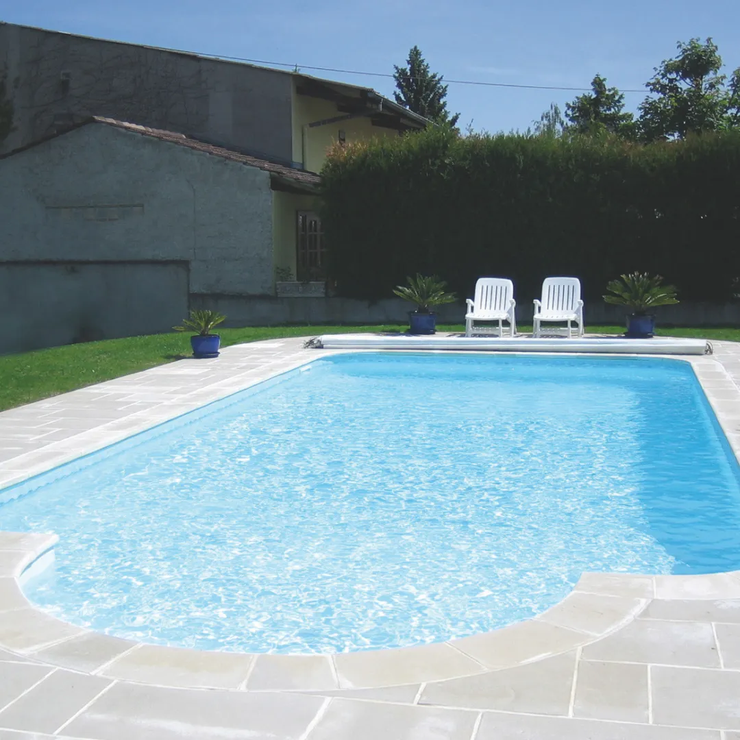 Piscine avec liner extérieur en eau