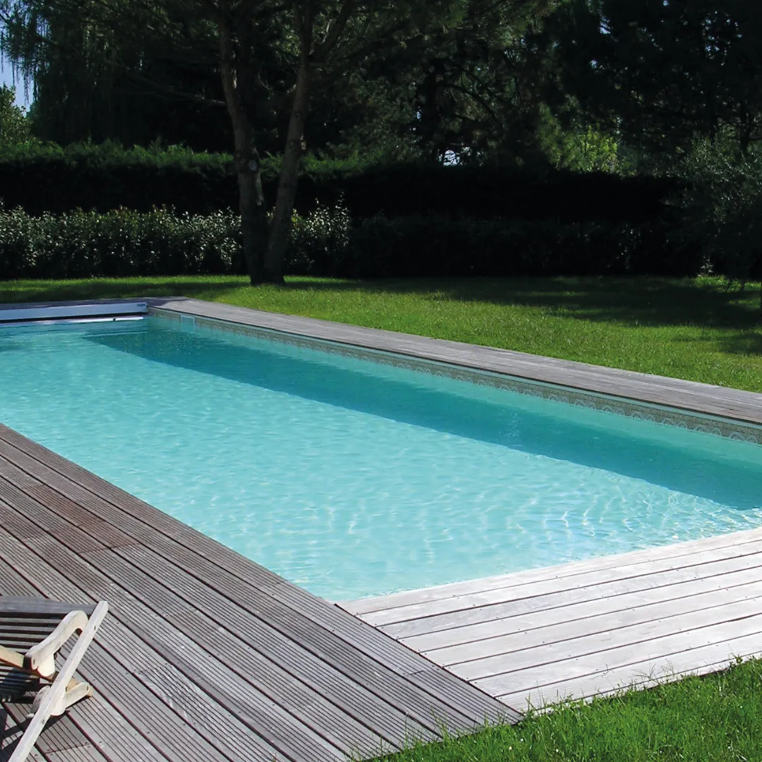 Piscine extérieur en eau avec frise décorative
