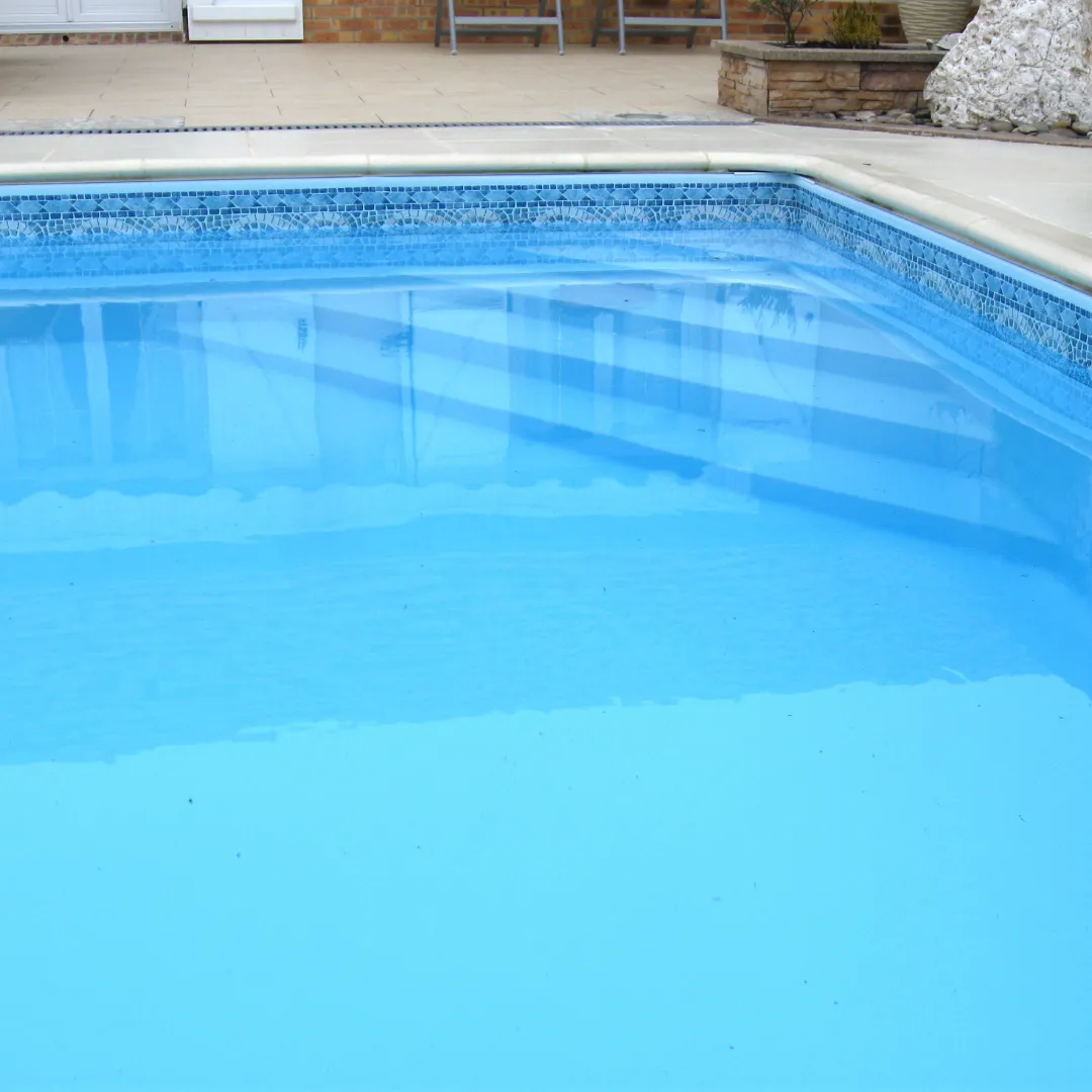 Piscine extérieur en eau avec frise décorative