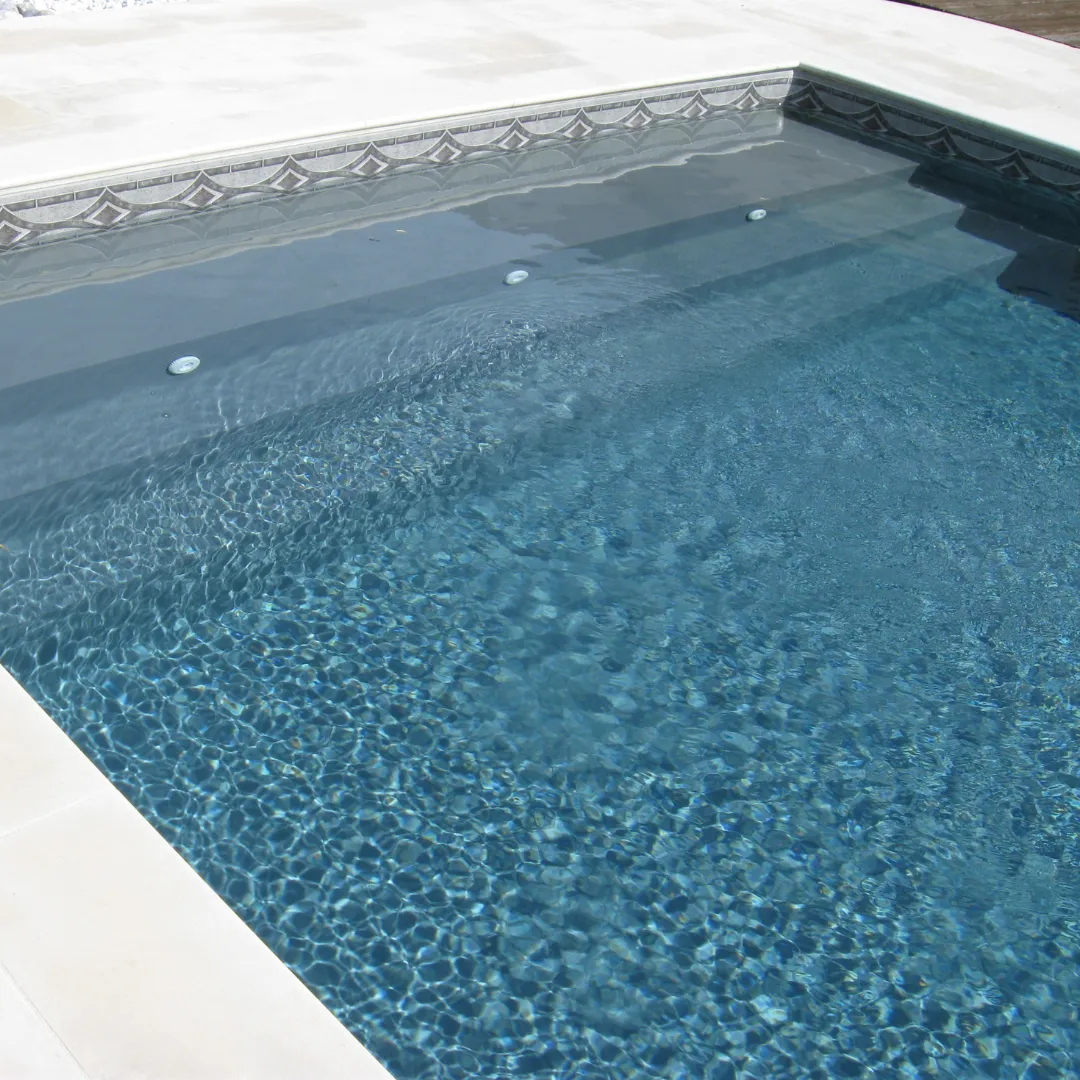 Piscine extérieur en eau avec frise décorative