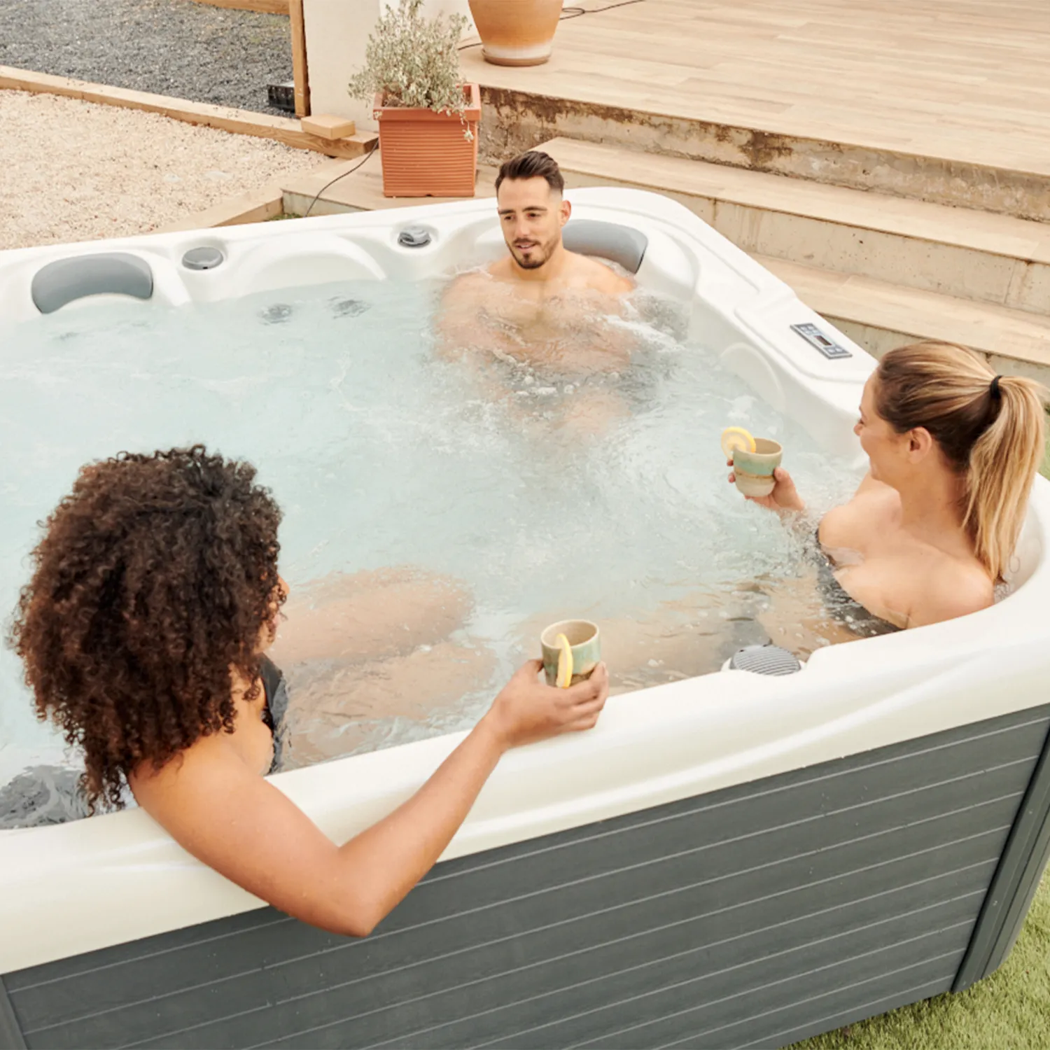 Personnes dans un spa en eau