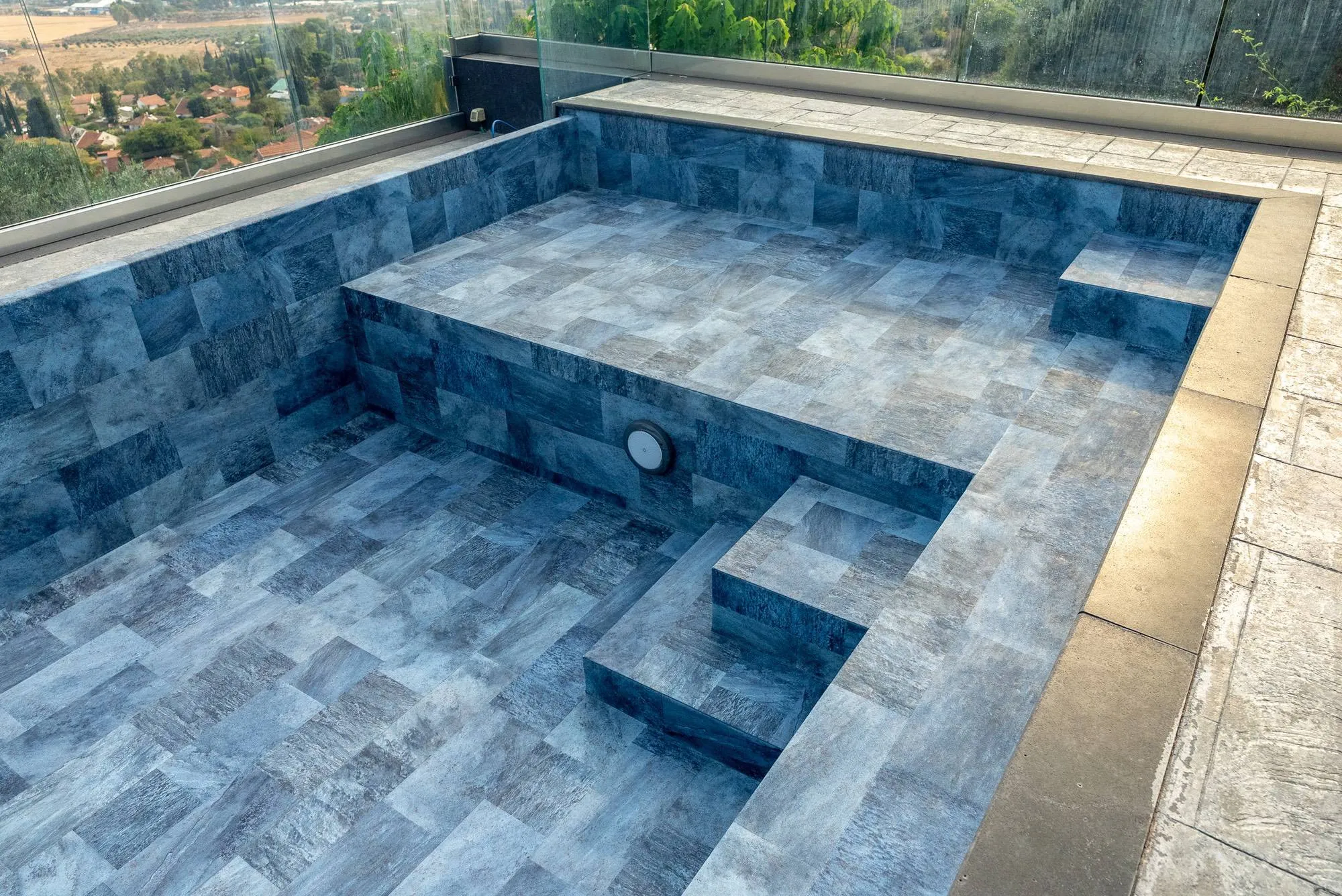 Piscine enterrée extérieur vide avec membrane armé